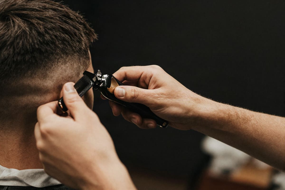Barberare som justerar en kontur